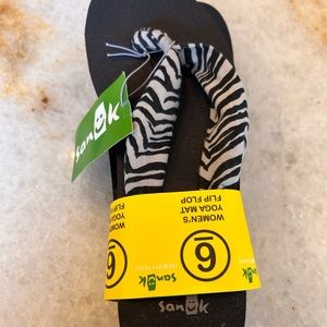 NWT Sanuk Ladies Black & White Yoga Mat Flip Flops, Size 6. NEVER WORN, NEW!